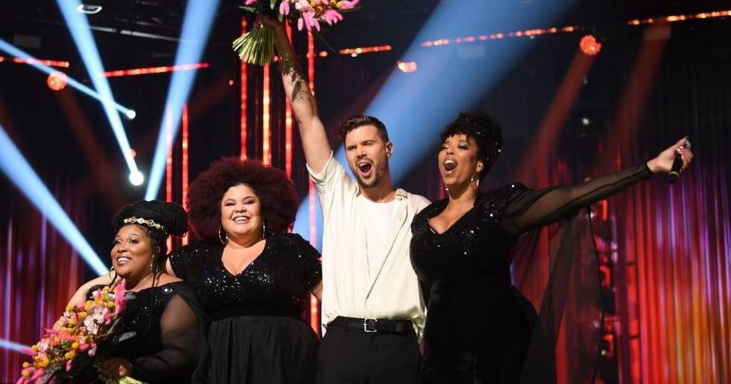 Robin Bengtsson and The Mamas posing with their flowers on the Melodifestivalen 2020 stage