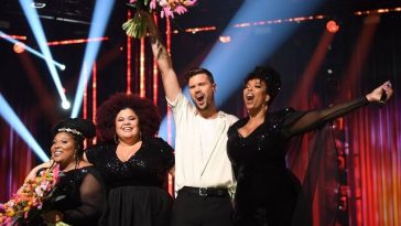 Robin Bengtsson and The Mamas posing with their flowers on the Melodifestivalen 2020 stage