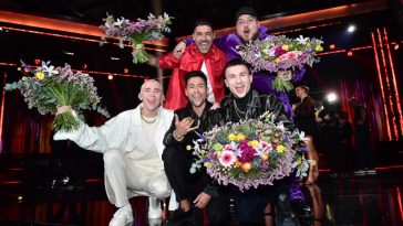 Melodifestivalen 2020 Andra Chansen winners, Anis Don Demina, Paul Rey, Felix Sandman, and Méndez & Alvaro Estrella, all holding flowers.