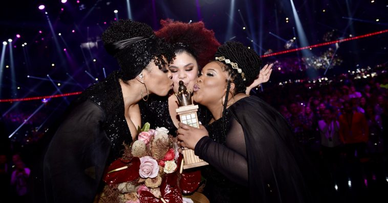 Melodifestivalen 2020 winners, The Mamas, kissing the trophy