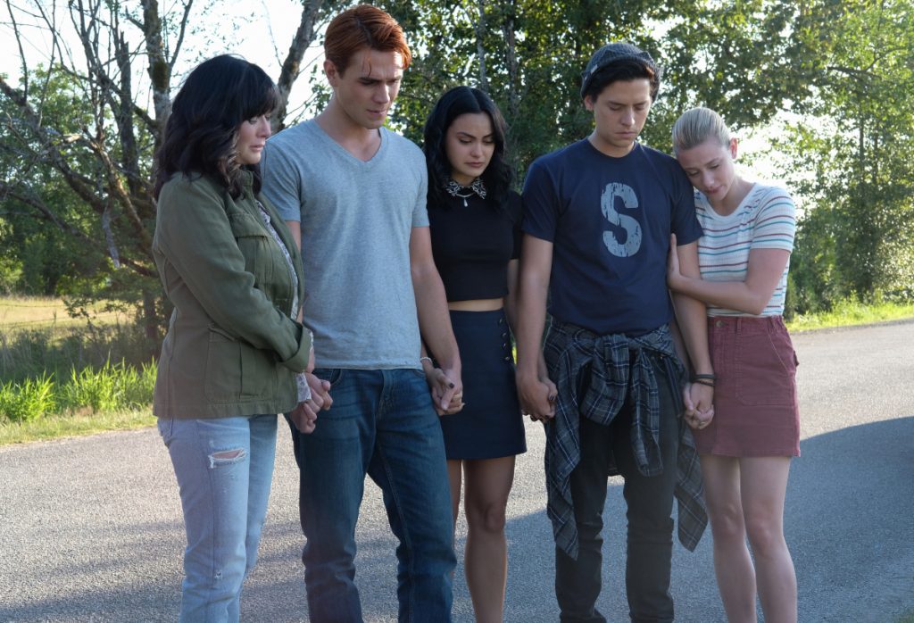 Riverdale -- "Chapter Fifty-Eight: In Memoriam" -- Image Number: RVD401a_0113.jpg -- Pictured (L-R): Shannen Doherty, KJ Apa as Archie, Camila Mendes as Veronica, Cole Sprouse as Jughead and Lili Reinhart as Betty -- Photo: Robert Falconer/The CW -- © 2019 The CW Network, LLC. All Rights Reserved.