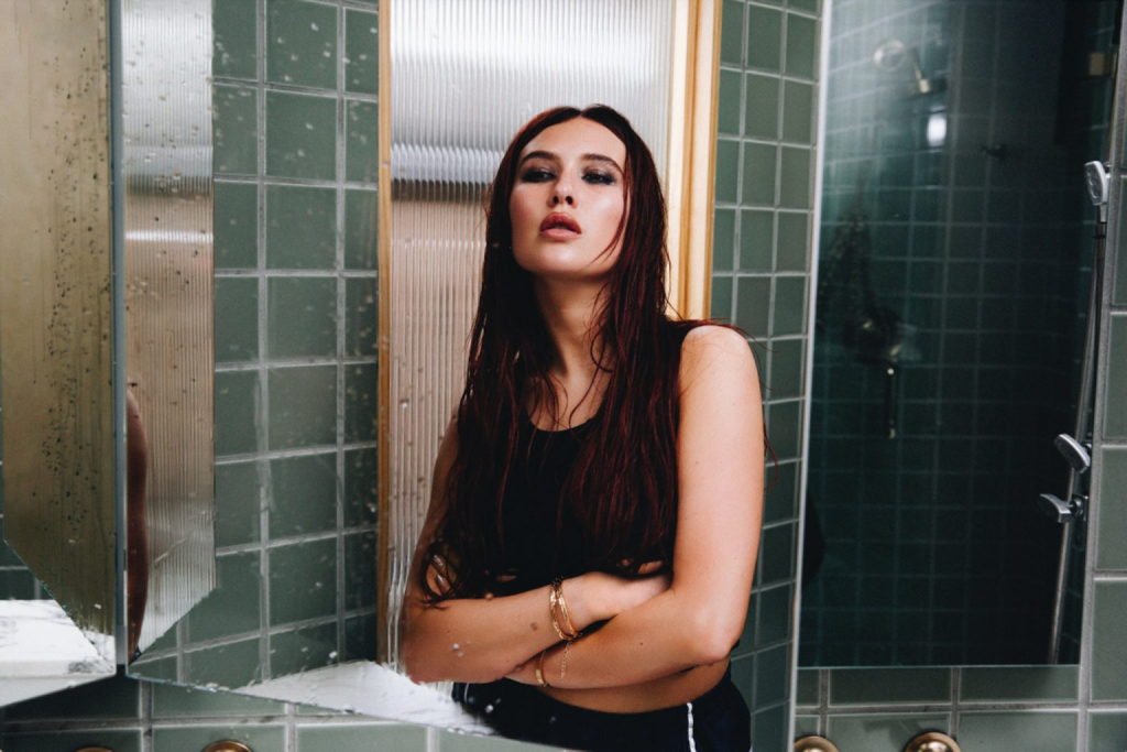 Mimi Webb Shares Emotional Live Video for “You Don’t Look At Me The Same” Ahead of New Album Mimi Webb Shares Emotional Live Video for “You Don’t Look At Me The Same” Ahead of New Album
